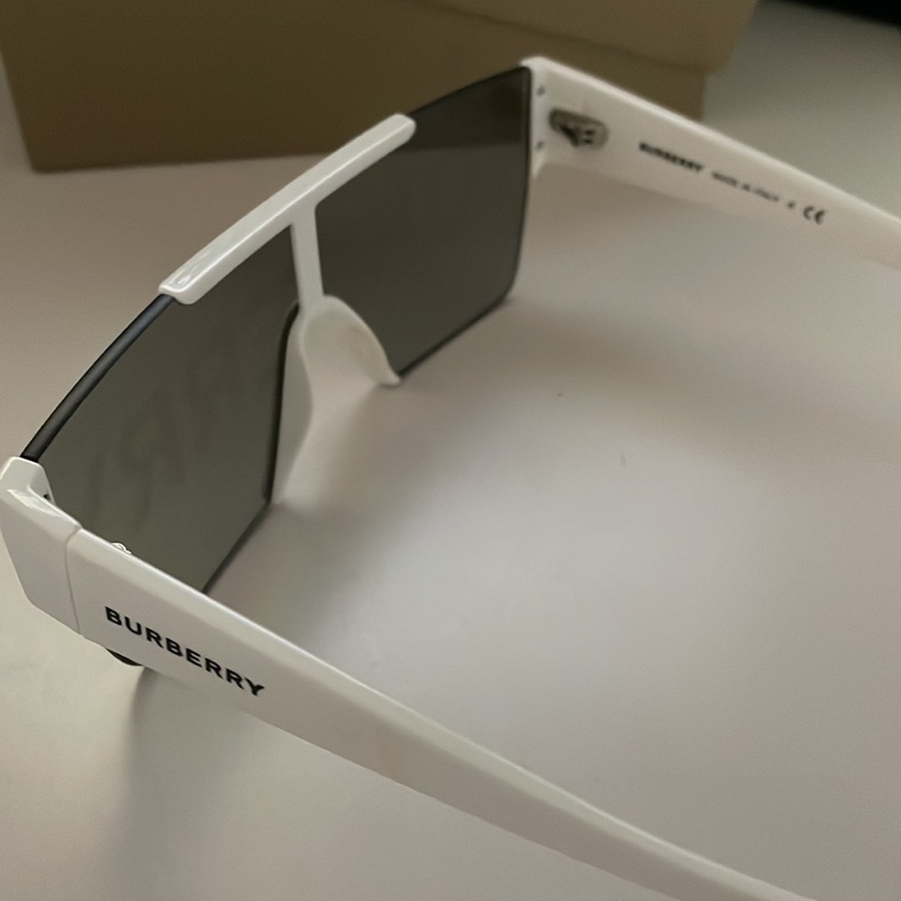 BURBERRY SNOWBOARDING SUNGLASSES MINT CONDITION